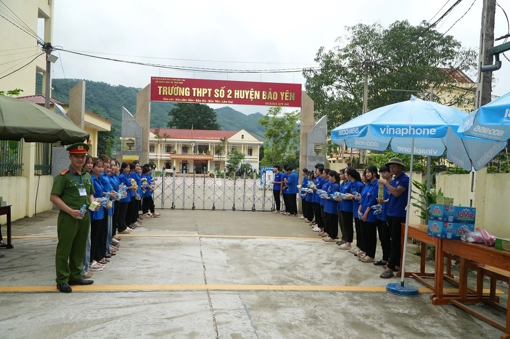 Lực lượng đoàn viên thanh niên tiếp sức cho các thí sinh dự thi.