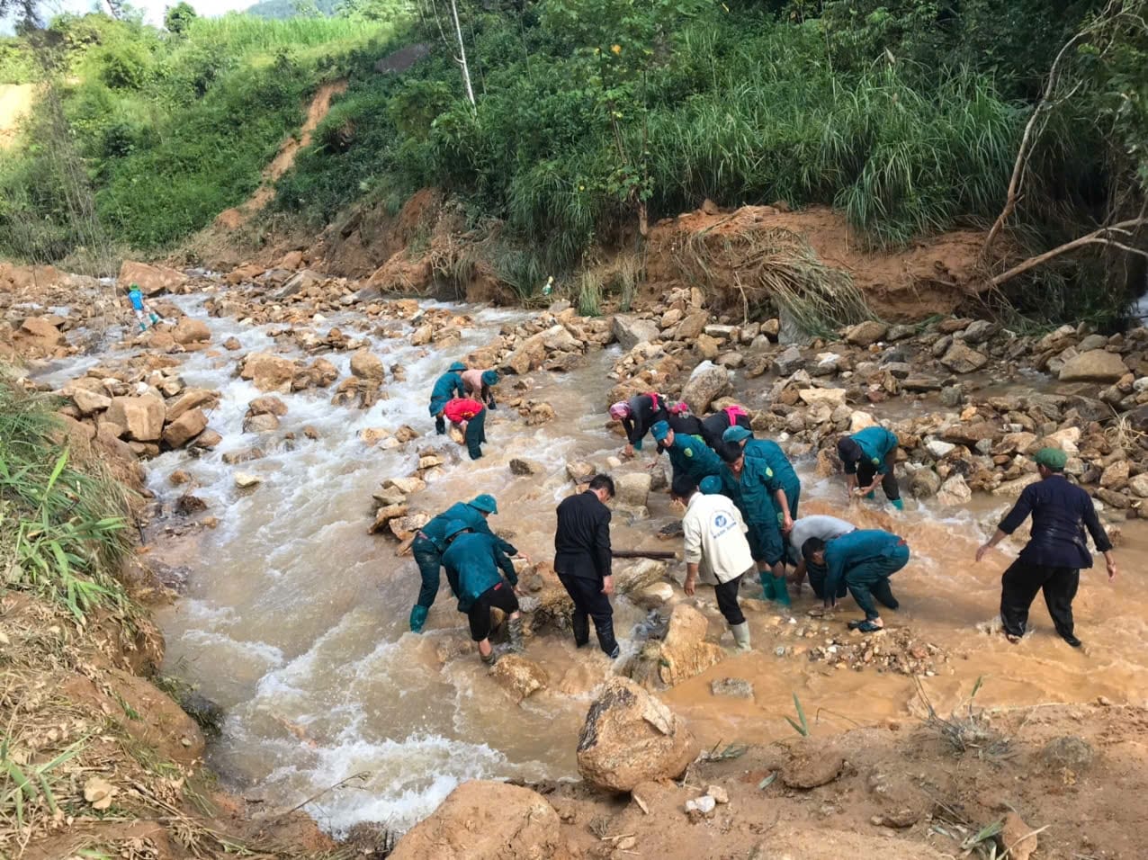 Các lực lượng chức năng tìm kiếm nạn nhân mất tích. 2.jpg