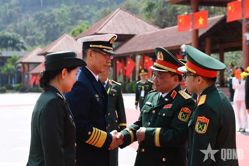 Thượng tướng Hoàng Xuân Chiến bắt tay Thượng tướng Đổng Quân tại Lễ tiễn.