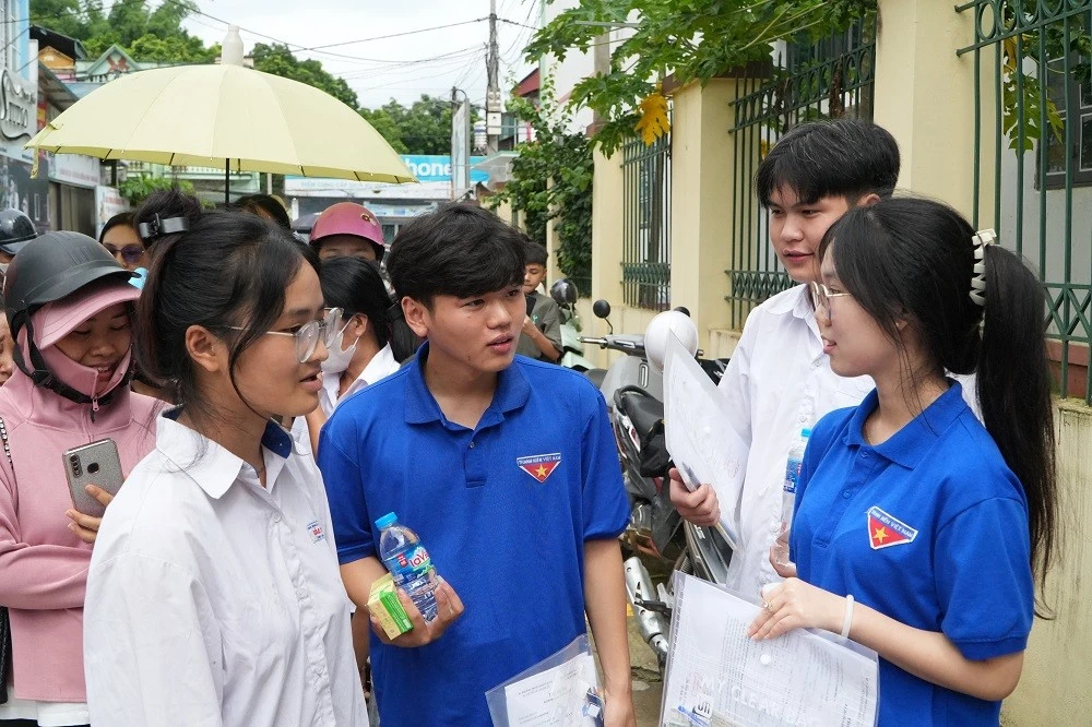 Thí sinh trao đổi bài làm sau khi thi xong môn thi đầu tiên.