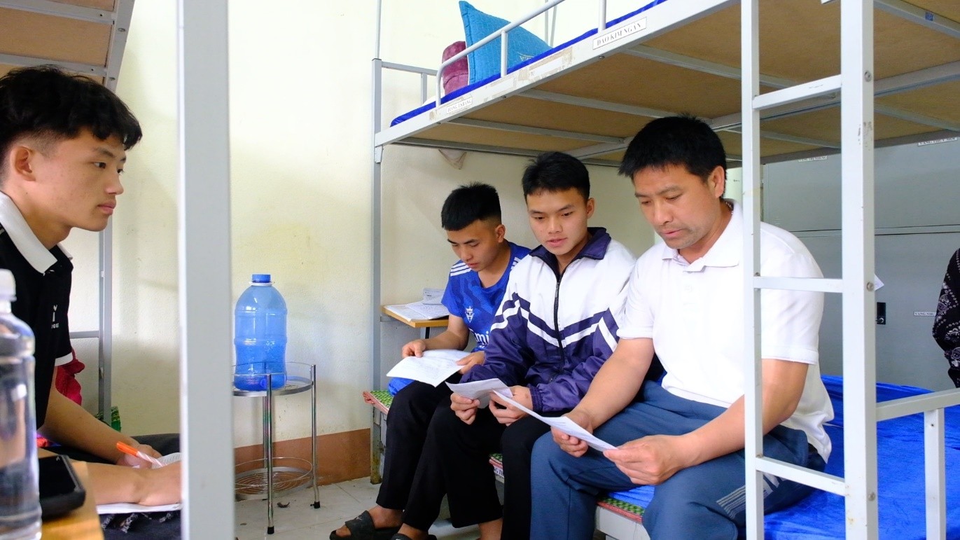 Trên bước đường học tập của Sỉ luôn có thầy - cô giáo và bạn bè đồng hành, động viên, giúp đỡ em. mk2.jpg