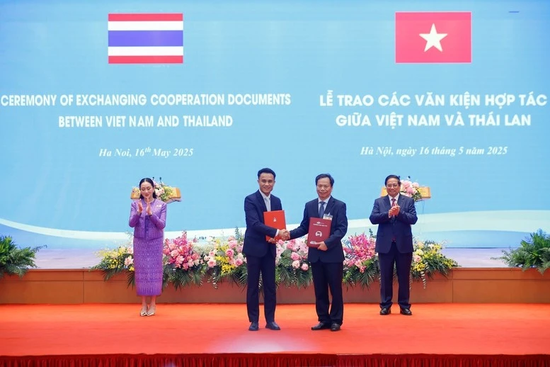 Thủ tướng Phạm Minh Chính và Thủ tướng Thái Lan Paetongtarn Shinawatra chứng kiến trao Biên bản ghi nhớ giữa Đại học Khon Kaen và Đại học FPT về hợp tác đào tại nguồn nhân lực về công nghệ bán dẫn - Ảnh: VGP/Nhật Bắc