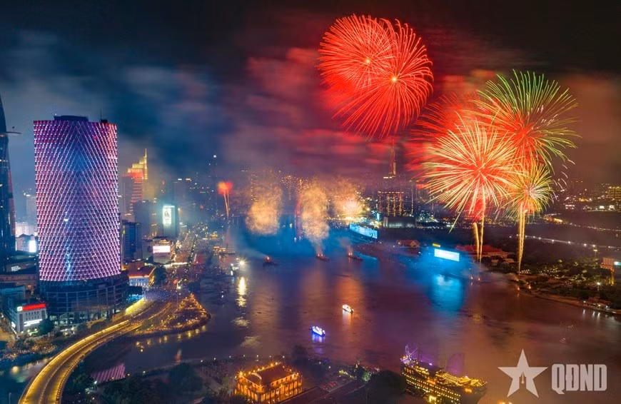 Người dân TP Hồ Chí Minh được chiêm ngưỡng màn trình diễn ánh sáng ngoạn mục trên bầu trời đêm.