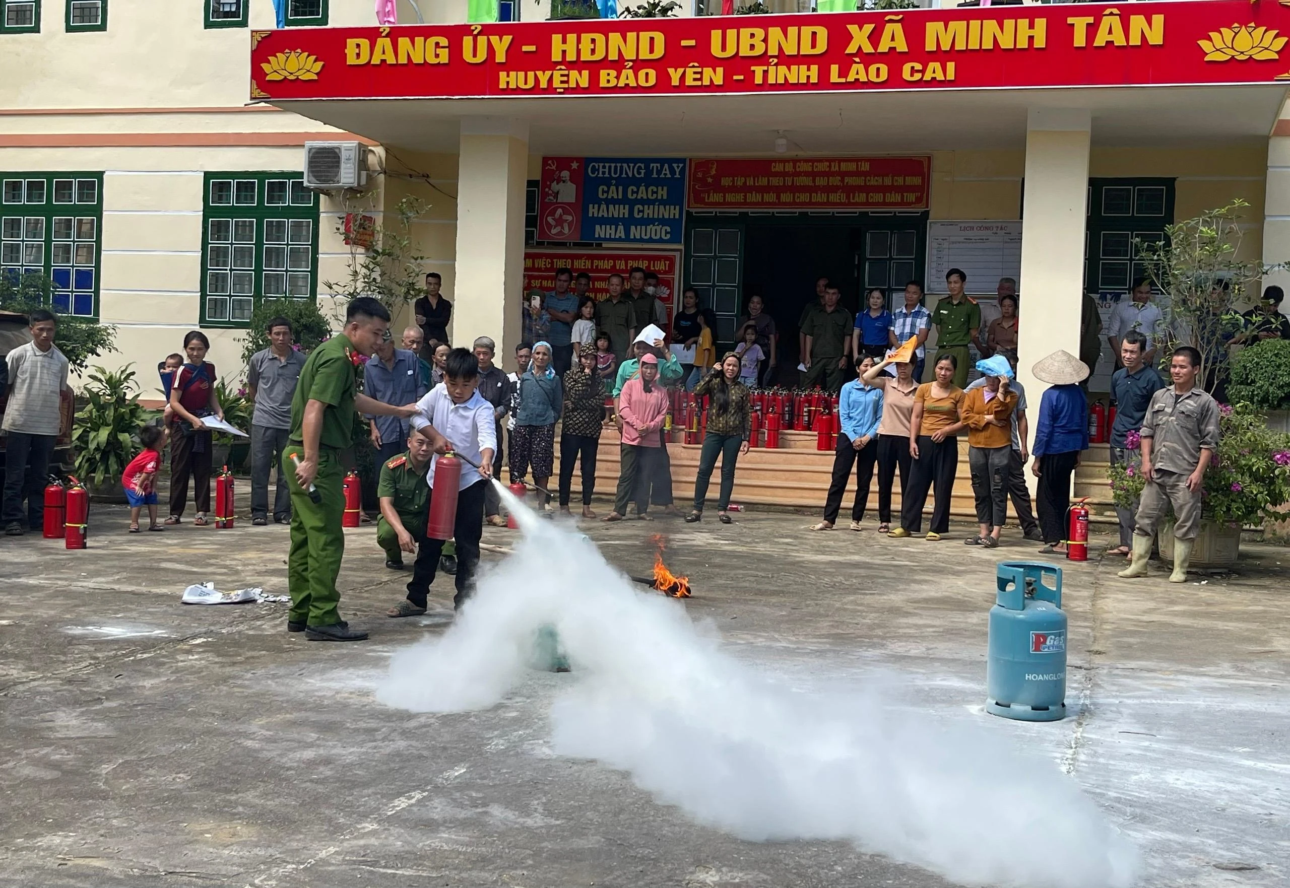 Học sinh xã Minh Tân thực hành kỹ năng sử dụng bình chữa cháy.jpg