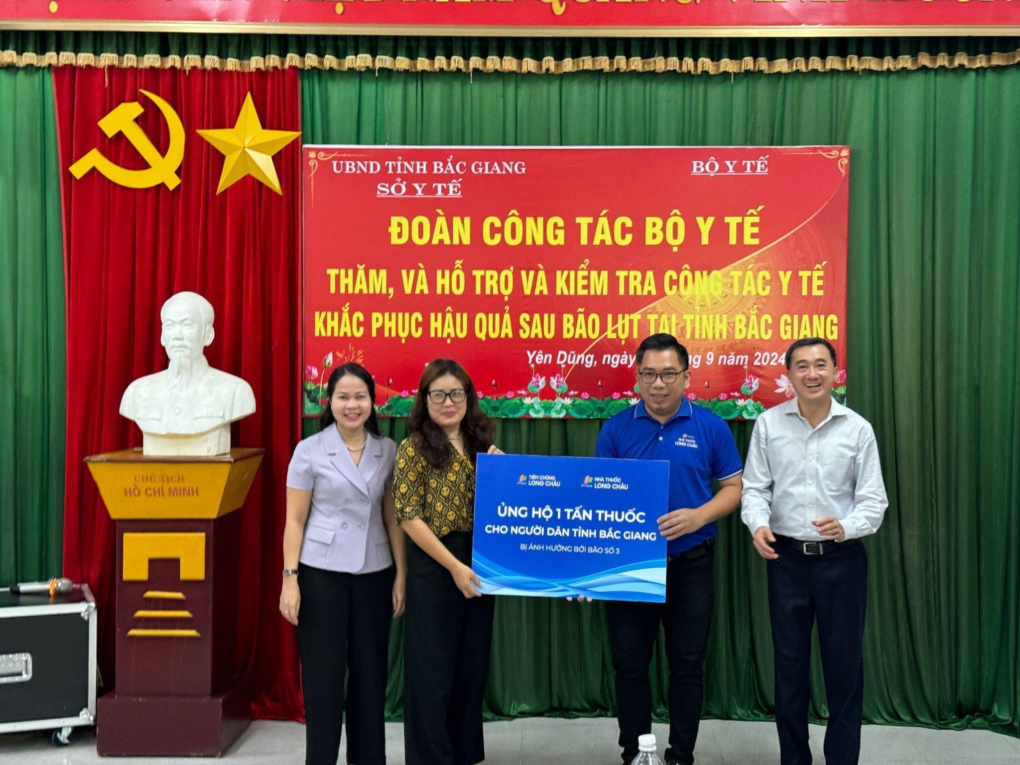 Giáo sư - Tiến sĩ Trần Văn Thuấn - Thứ trưởng Bộ Y tế làm trưởng đoàn đã đến tỉnh Bắc Giang thăm, hỗ trợ và kiểm tra công tác y tế, khắc phục hậu quả sau bão lụt. Long Châu 2.jpg