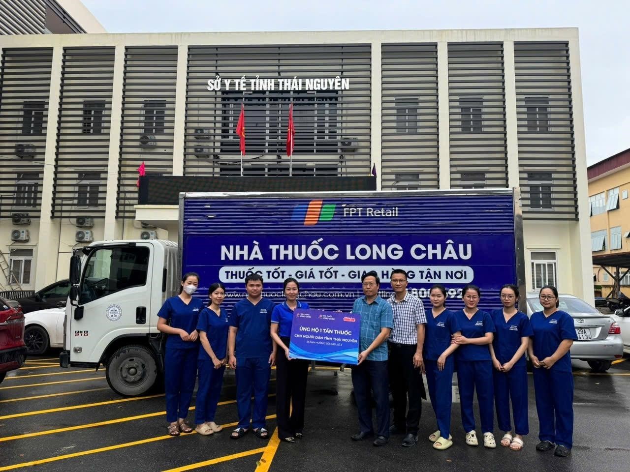 Hệ thống nhà thuốc và tiêm chủng FPT Long Châu đã ủng hộ 1 tấn thuốc cho người dân tỉnh Thái Nguyên. Long Châu 3.jpg