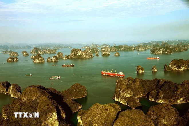 Die Bucht von Bai Tu Long mit Tausenden von großen und kleinen Inseln im Blau des Meeres und dem Gelb der Sonne schafft eine „wunderschöne Landschaft“ voller Spaß (Foto: Pham Hau/VNA) Vịnh Bái Tử Long với hàng nghìn hòn đảo lớn, nhỏ trong sắc xanh của biển, sắc vàng của nắng tạo nên khung cảnh "sơn thủy hữu tình" đầy kỳ thú. (Ảnh: Phạm Hậu/TTXVN)