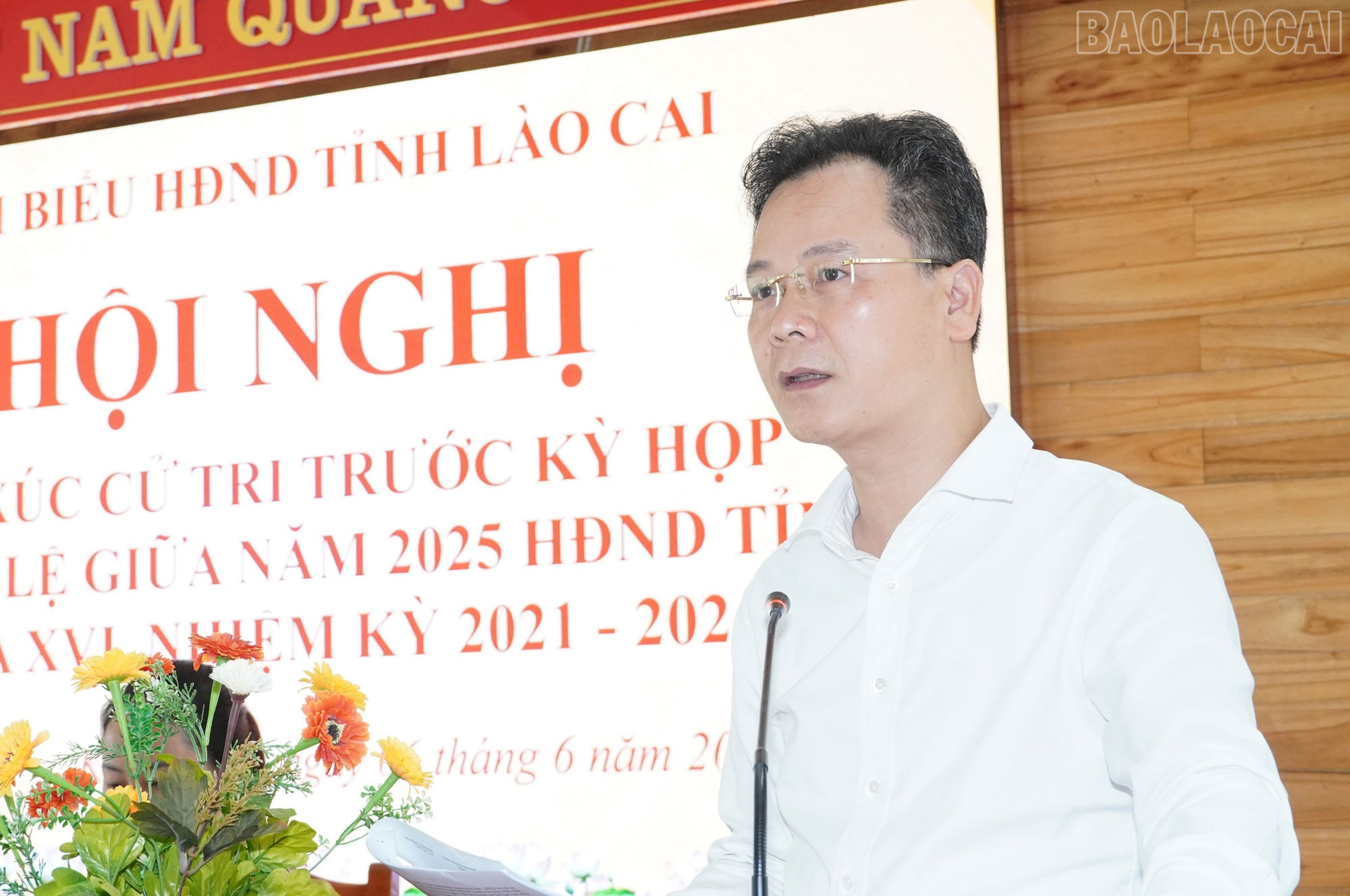 Đồng chí Nguyễn Thành Sinh, Phó Chủ tịch UBND tỉnh đại diện tổ đại biểu HĐND tỉnh thông tin tới cử tri các nội dung quan trọng. baolaocai-tr_vb3.jpg