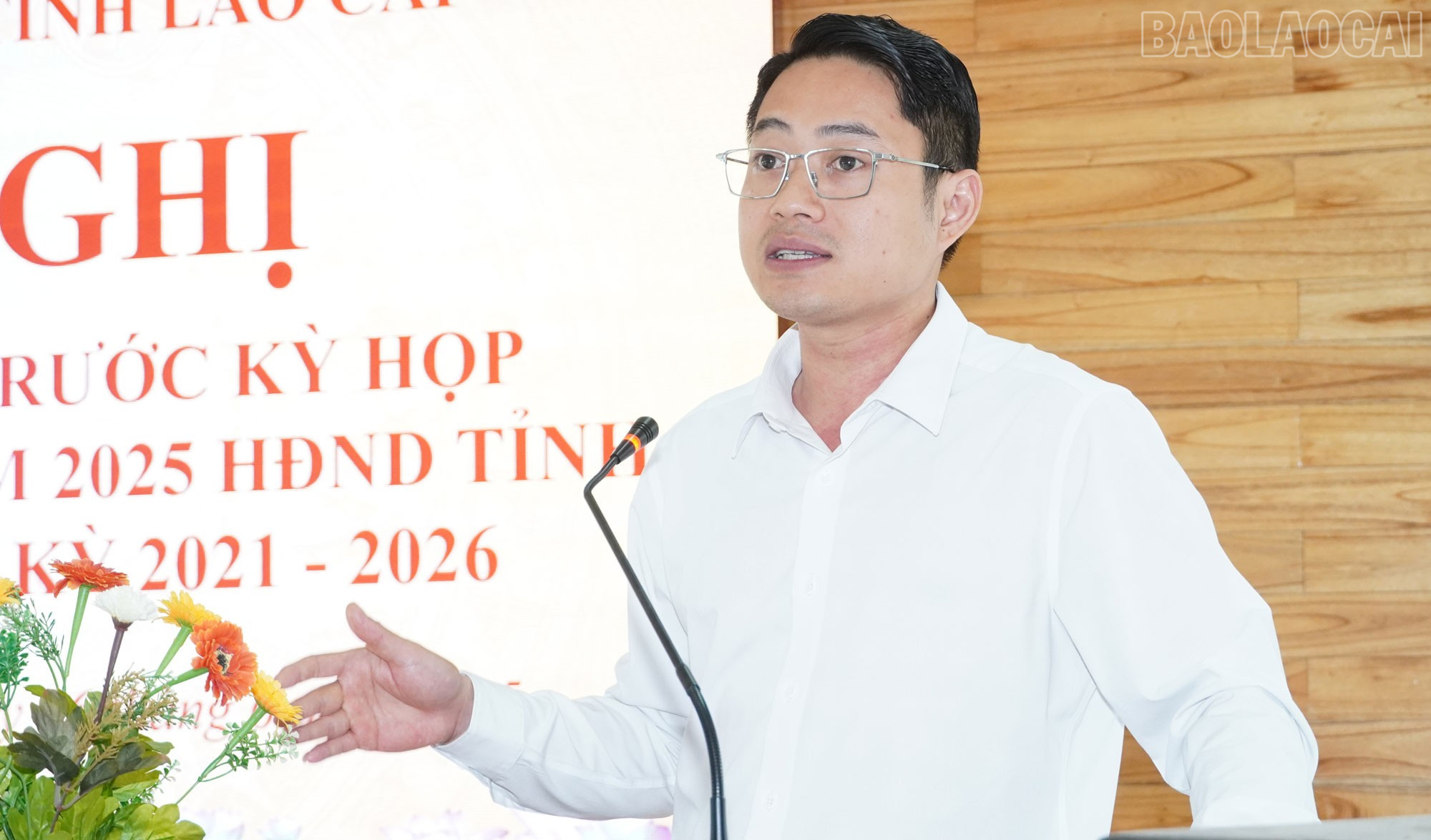 Lãnh đạo huyện Văn Bàn phát biểu tại hội nghị tiếp xúc cử tri. baolaocai-tr_vb2.jpg