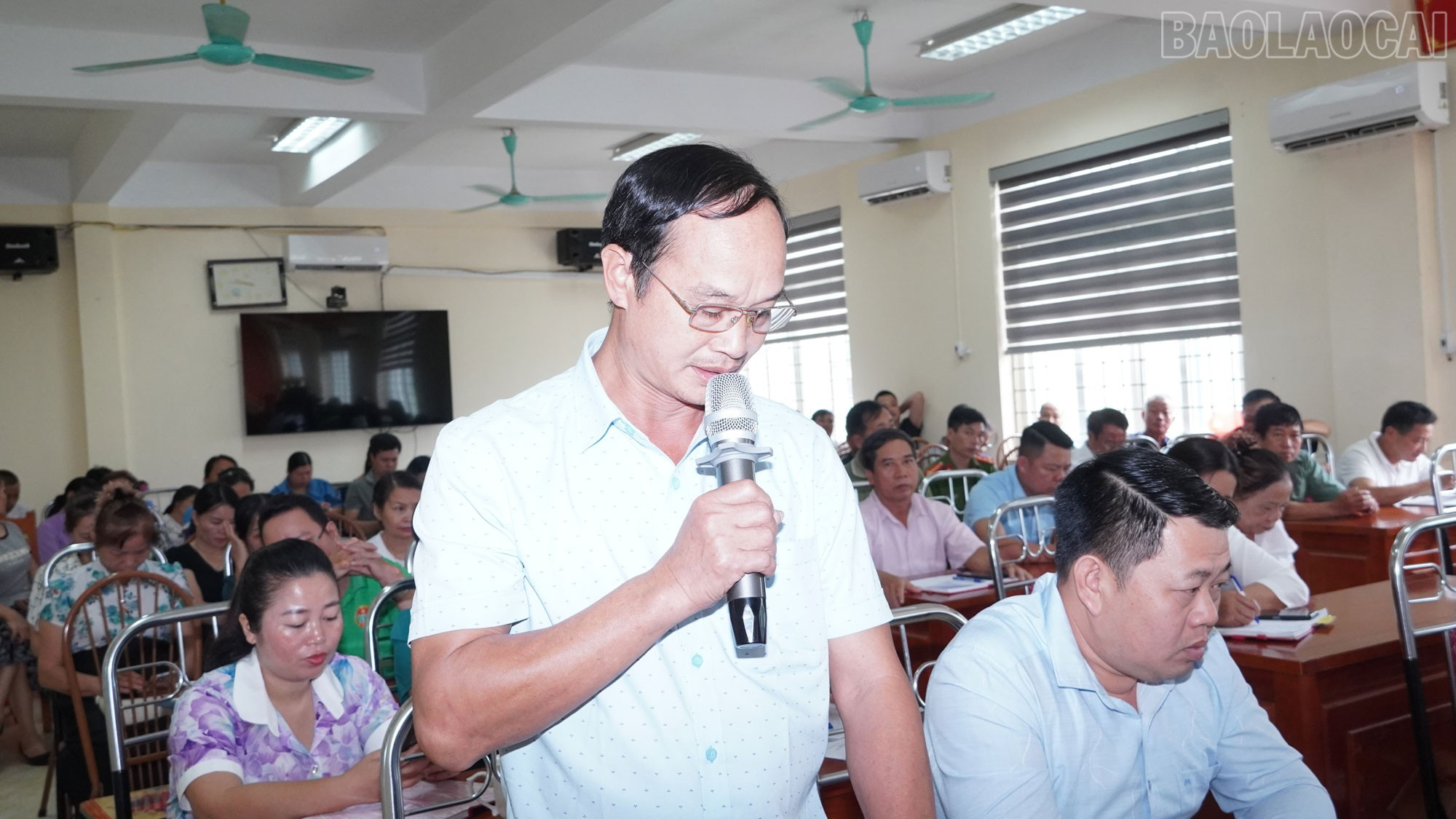 Cử tri bày tỏ tâm tư, nguyện vọng và đề xuất, kiến nghị. baolaocai-tr_vb5.jpg