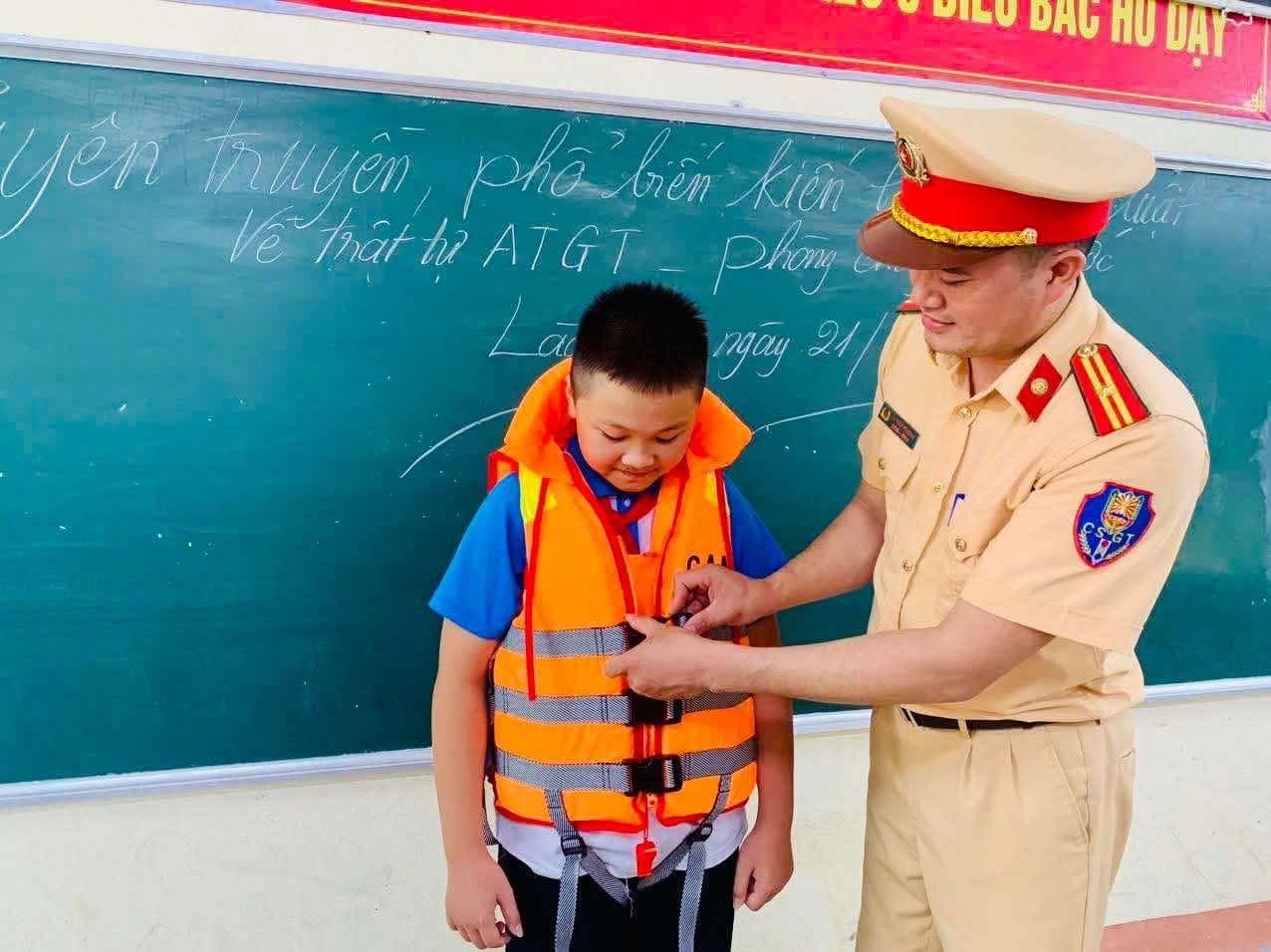 Hướng dẫn học sinh mặc áo phao, phòng chống đuối nước. anh-3-huong-dan-ky-nang-phong-chong-duoi-nuoc-3.jpg