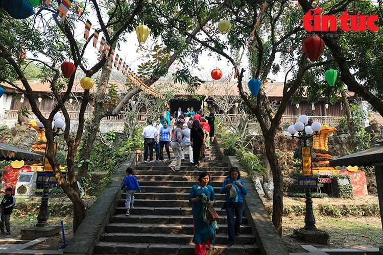 Rất đông du khách tham gia tham gia tour du lịch miễn phí tại chùa Phật Tích.