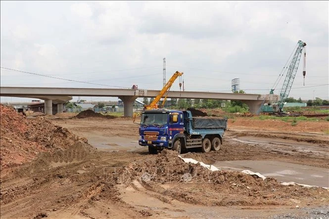 Thi công công trình dự án Vành đai 3 TP Hồ Chí Minh đoạn qua tỉnh Long An. Ảnh tư liệu: Minh Hưng/TTXVN