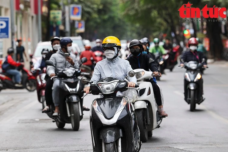 Không khí lạnh tràn về, Bắc Bộ và Bắc Trung Bộ trời chuyển lạnh.