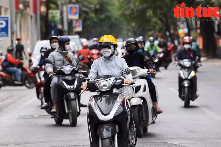 Không khí lạnh tràn về, Bắc Bộ và Bắc Trung Bộ trời chuyển lạnh.