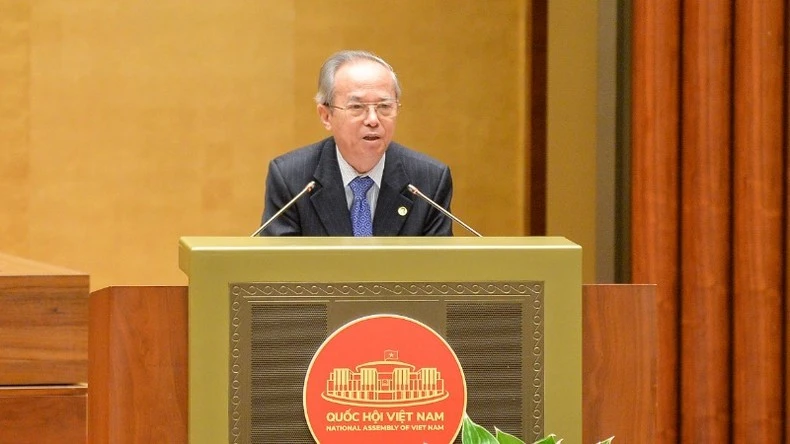 Giáo sư, Tiến sĩ Đinh Xuân Dũng trình bày tham luận tại hội nghị.