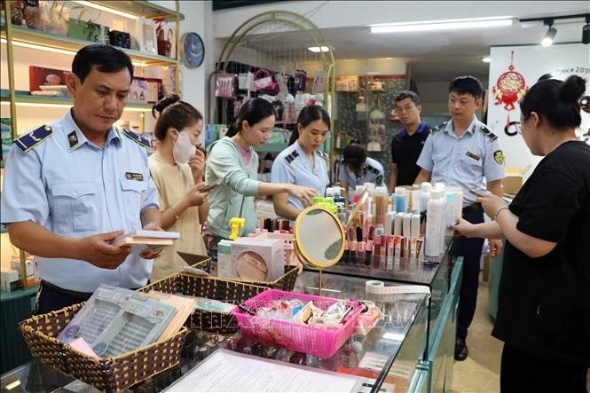 Lực lượng quản lý thị trường Hải Phòng thu giữ lượng lớn mỹ phẩm tại cửa hàng Panda Shop, tại số 9, đường Lương Khánh Thiện, thành phố Hải Phòng, chiều 30/5/2025. Ảnh: Hoàng Ngọc/TTXVN