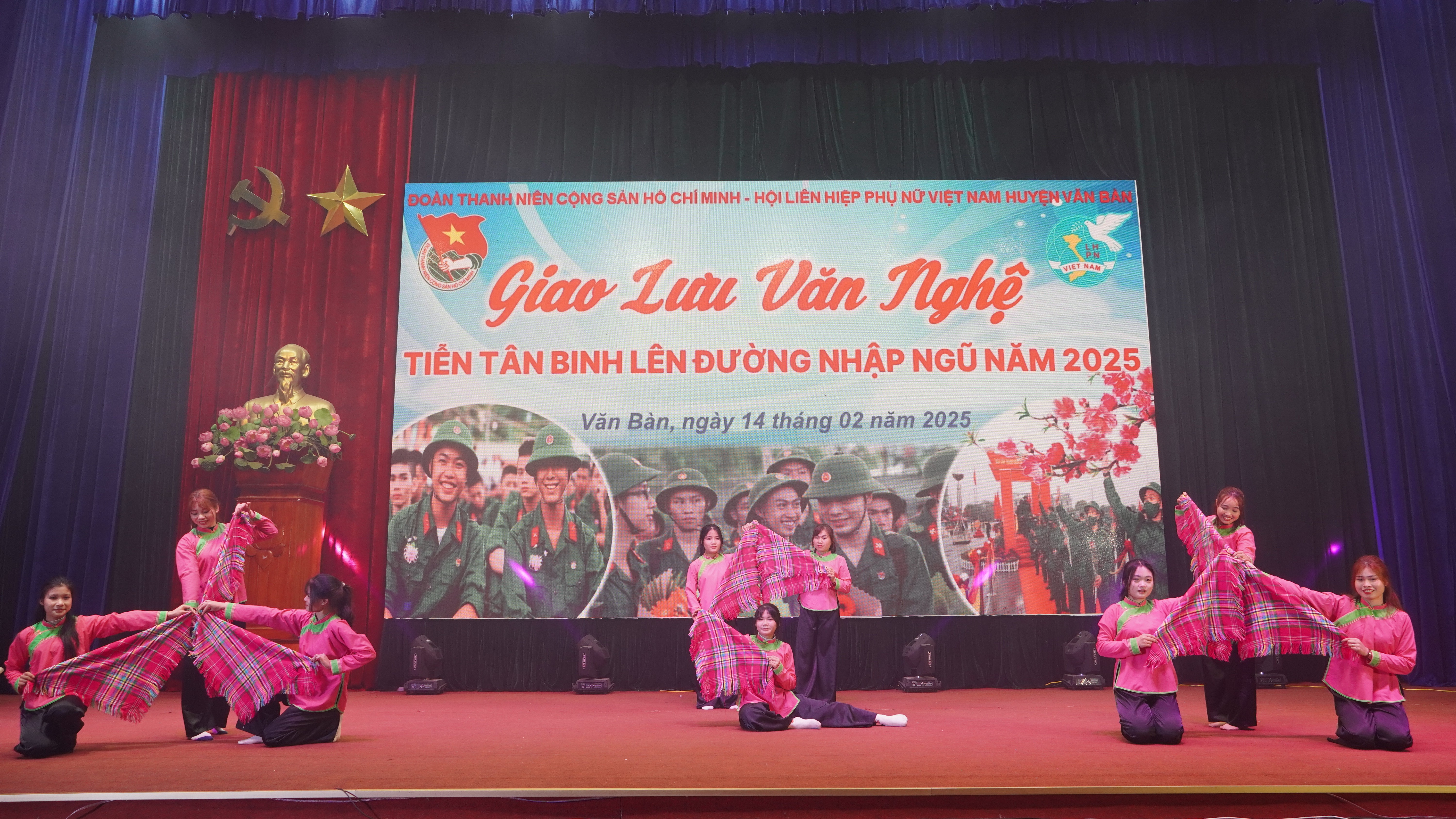 Một số tiết mục văn nghệ. vn2.jpg