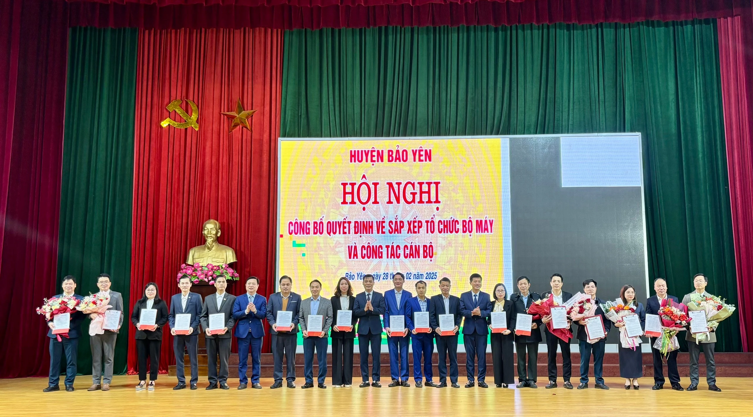 Trao quyết định, tặng hoa chúc mừng các cá nhân.