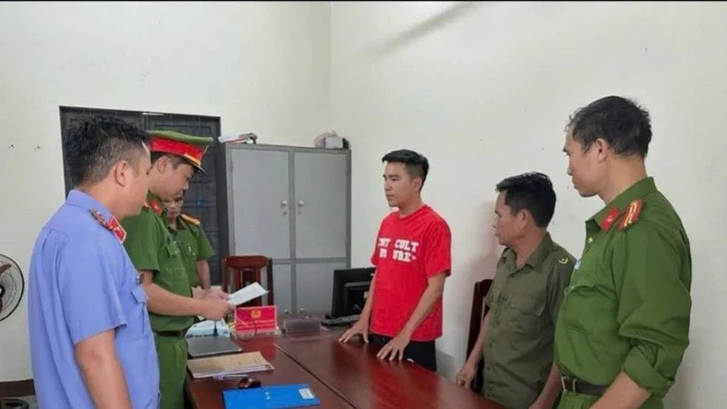 Công an đọc lệnh khởi tố, bắt tạm giam đối với Mai Văn Dưỡng (áo đỏ), chủ TikToker Dưỡng Dướng Dường. 5-1-57182.jpg