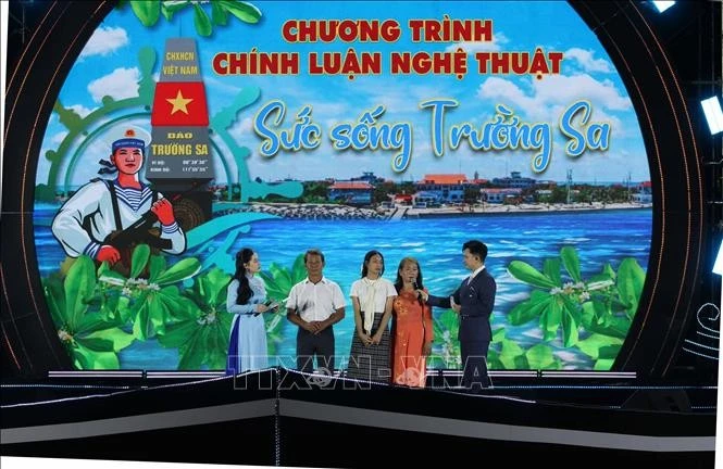 Nguyễn Ngọc Trường Xuân – công dân được sinh ra tại Trường Sa – giao lưu cùng khán giả.