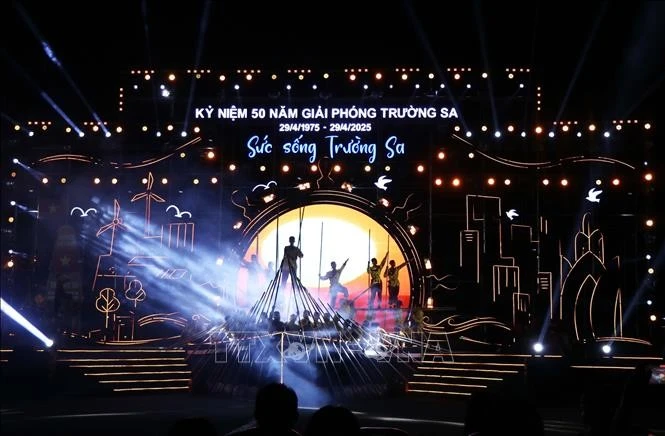 Tiết mục đại hợp xướng mở màn chương trình "Sức sống Trường Sa" với sự tham gia của chiến sĩ Vùng 4 Hải quân.