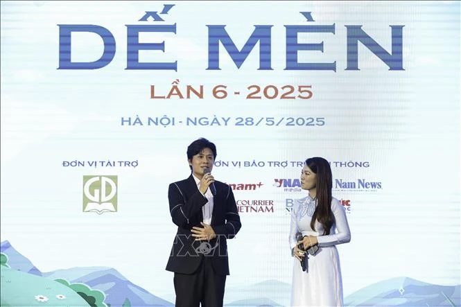 Nhạc sĩ Nguyễn Văn Chung (Đại sứ truyền cảm hứng Dế Mèn) chia sẻ cảm nhận giải thưởng. Ảnh: Lê Đông/TTXVN