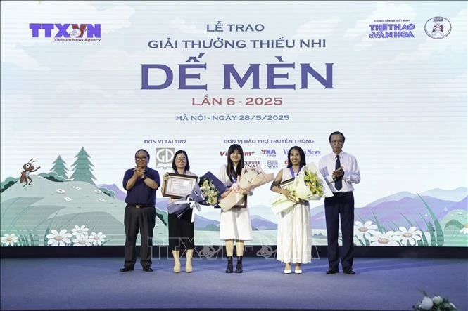 Phó Chủ tịch Hội Nhà văn Việt Nam, Chủ tịch Hội đồng giám khảo Trần Đăng Khoa và Thứ trưởng Bộ Giáo dục và Đào tạo Phạm Ngọc Thưởng trao giải "Khát vọng Dế Mèn" đầu tiên cho các tác giả. Ảnh: Lê Đông/TTXVN