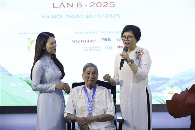 Nhà báo Phạm Hồng Tuyến, con gái Nhạc sĩ Phạm Tuyên chia sẻ cảm xúc tại chương trình. Ảnh: Lê Đông/TTXVN Nhà báo Phạm Hồng Tuyến, con gái Nhạc sĩ Phạm Tuyên chia sẻ cảm xúc tại chương trình. Ảnh: Lê Đông/TTXVN