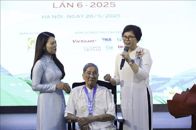 Nhà báo Phạm Hồng Tuyến, con gái Nhạc sĩ Phạm Tuyên chia sẻ cảm xúc tại chương trình. Ảnh: Lê Đông/TTXVN