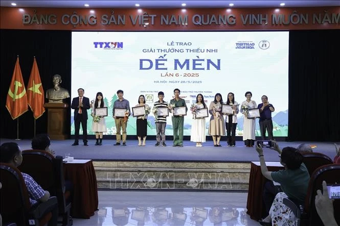Tổng biên tập Báo Thể thao và Văn hoá (TTXVN) Nguyễn Thiện Thuật và Phó Chủ tịch Hội Nhà văn Việt Nam, Chủ tịch Hội đồng giám khảo Trần Đăng Khoa trao giải Top 10 Chung khảo giải Dế Mèn lần thứ 6 - năm 2025. Ảnh: Lê Đông/TTXVN