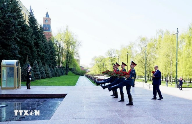 Chủ tịch Đảng Cộng sản LB Nga (KPRF) Gennady Zyuganov tới đặt hoa tại tượng đài Ngọn lửa Vĩnh cửu. (Ảnh: Tâm Hằng/TTXVN)