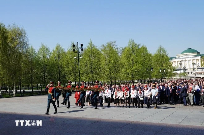 Các đại biểu tới đặt hoa bên tượng đài Ngọn lửa Vĩnh cửu. (Ảnh: Tâm Hằng/TTXVN)