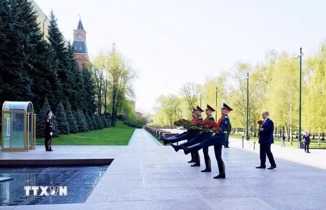 Chủ tịch Đảng Cộng sản LB Nga (KPRF) Gennady Zyuganov tới đặt hoa tại tượng đài Ngọn lửa Vĩnh cửu. (Ảnh: Tâm Hằng/TTXVN)