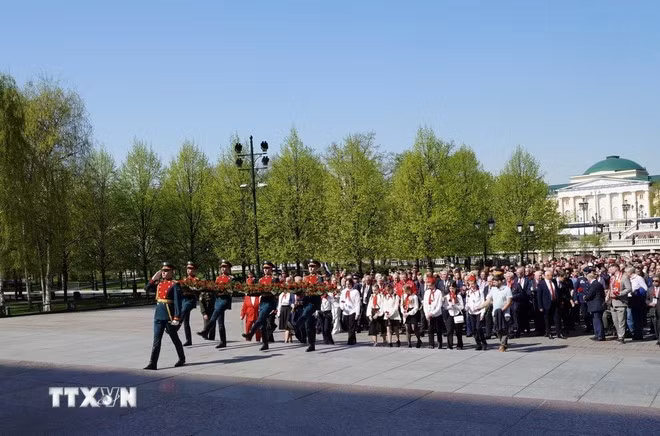 Các đại biểu tới đặt hoa bên tượng đài Ngọn lửa Vĩnh cửu. (Ảnh: Tâm Hằng/TTXVN)