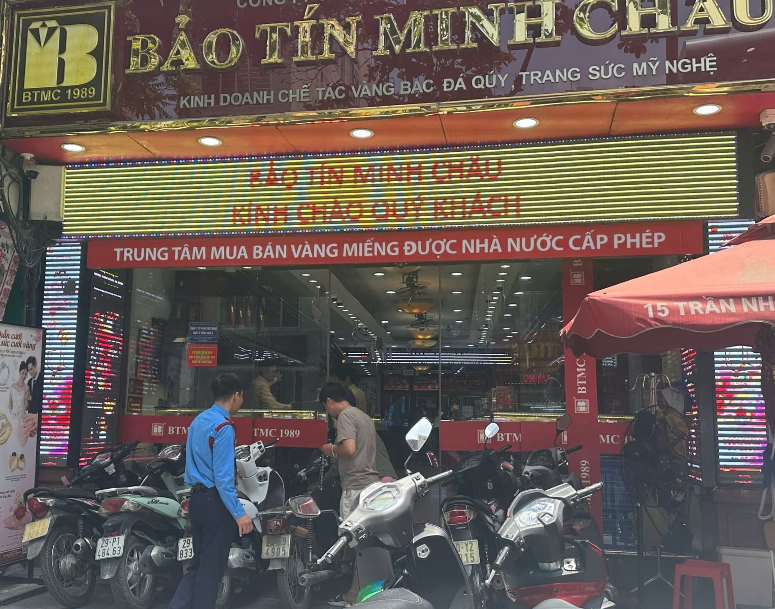 Lượng khách đến giao dịch tại cửa hàng Bảo Tín Minh Châu, Hà Nội giảm mạnh vào sáng 31/5. Lượng khách đến giao dịch tại cửa hàng Bảo Tín Minh Châu, Hà Nội giảm mạnh vào sáng 31/5.