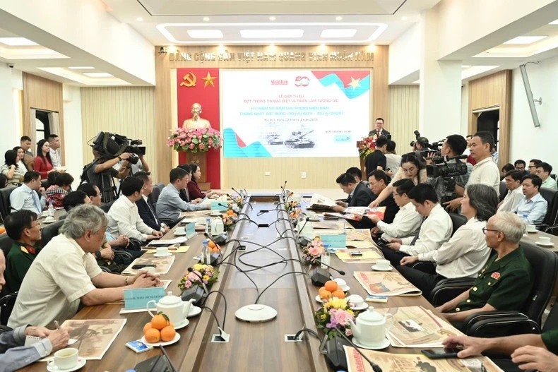 Tổng Biên tập Báo Nhân Dân phát biểu tại buổi lễ ra mắt Chiến dịch. (Ảnh: THẾ ĐẠI)