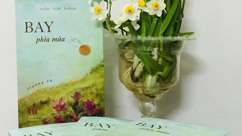 Trường ca "Bay phía mùa" của tác giả Trần Việt Hoàng. z6257278559438-65e7d49825b49b150762df7b1bf621c1-8166-8303-2085-9236.jpg