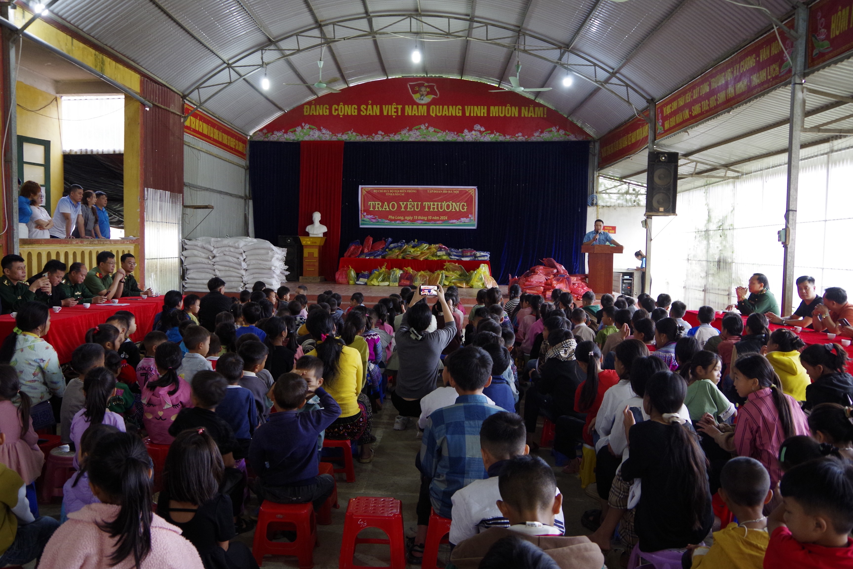 Quang cảnh buổi lễ trao quà tại xã Pha Long. 9quang-canh-buoi-le-trao-qua-tai-truong-nam-non-xa-pha-long-5780.jpg