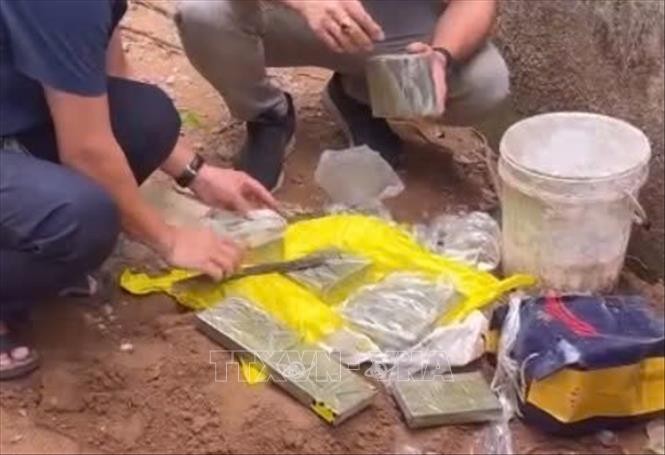 Công an Quảng Ninh đã thu giữ được 13 bánh heroin tại khu Bãi Hố Soi, xã Phượng Sơn, huyện Quốc Oai, thành phố Hà Nội. Công an Quảng Ninh đã thu giữ được 13 bánh heroin tại khu Bãi Hố Soi, xã Phượng Sơn, huyện Quốc Oai, thành phố Hà Nội.