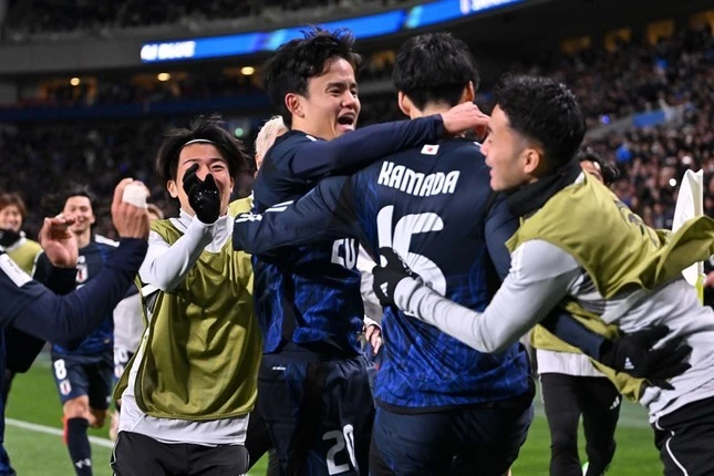 Các cầu thủ Nhật Bản ăn mừng trước Bahrain.