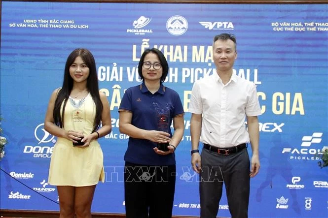 Ban Tổ chức trao cúp lưu niệm cho nhà tài trợ. Ảnh: Đồng Thúy/TTXVN