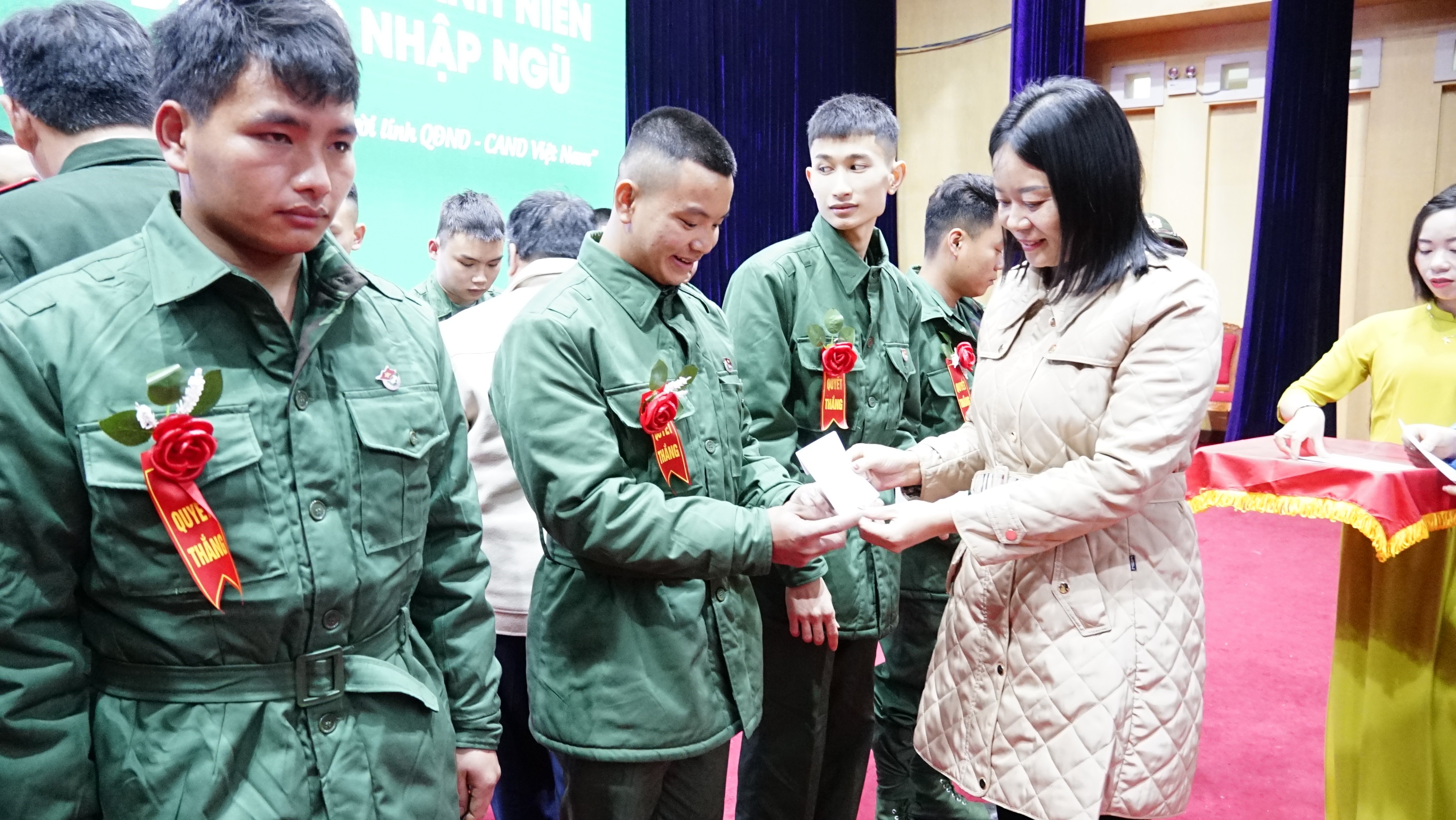 Tặng quà các tân binh. dsc8186.jpg