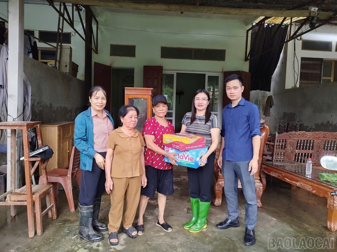 Lãnh đạo phường trao tặng nhu yếu phẩm cho hộ dân bị ảnh hưởng. baolaocai-br_ho-tro-nhu-yeu-pham-210.jpg