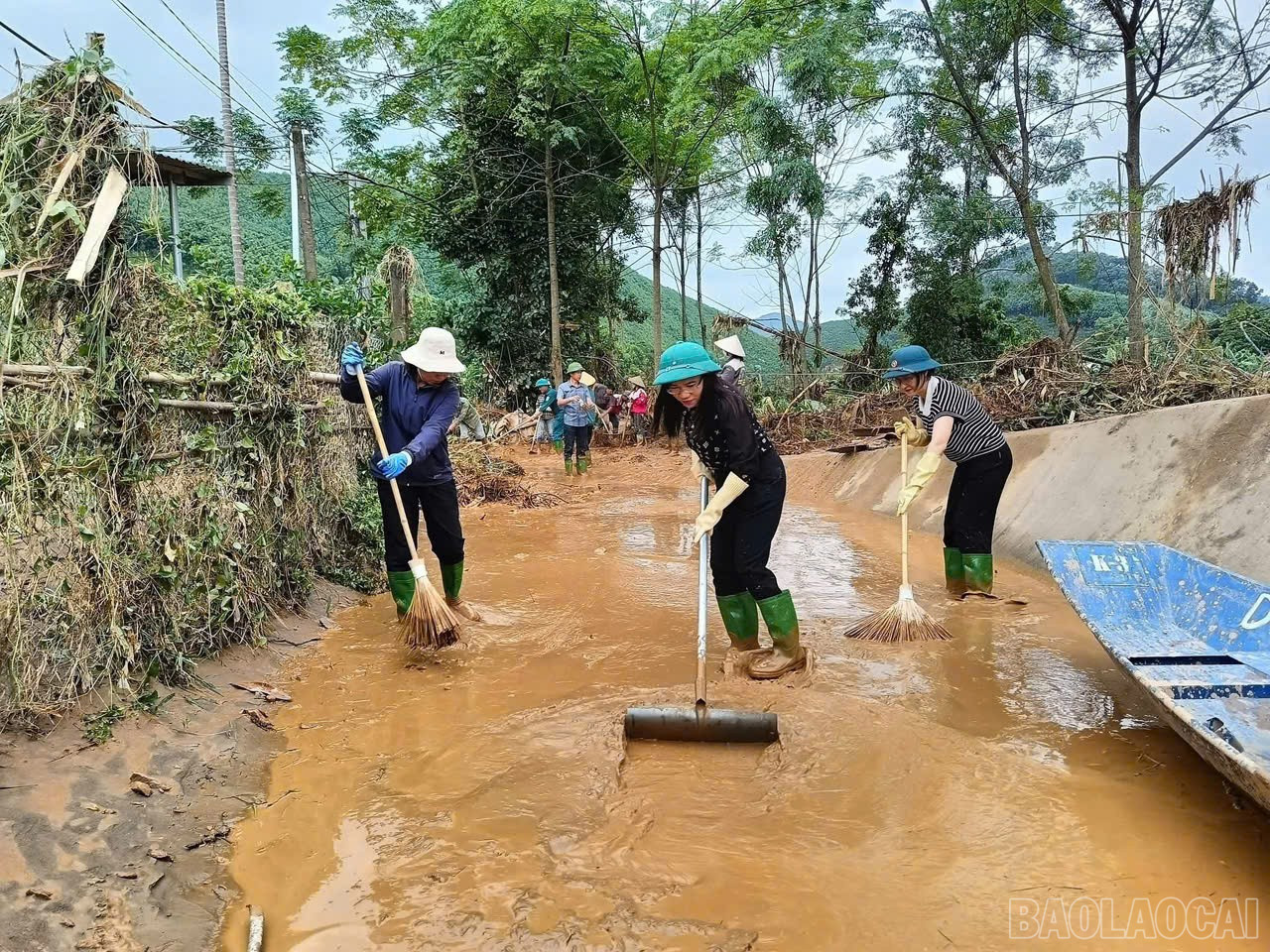 Phường đã thành lập 3 tổ công tác xuống hỗ trợ Nhân dân khắc phục hậu quả sau lũ. baolaocai-br_ho-tro-dan-don-lu-210.jpg