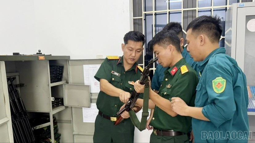 Cán bộ Ban Chỉ huy Phòng thủ khu vực 5 - Mậu A hỗ trợ Ban Chỉ huy quân sự xã Mậu A trong công tác bảo quản, quản lý vũ khí, trang bị. baolaocai-br_z7120002496565-38aaa37d67b99dd2d067ab0c4fecb619-7620.jpg