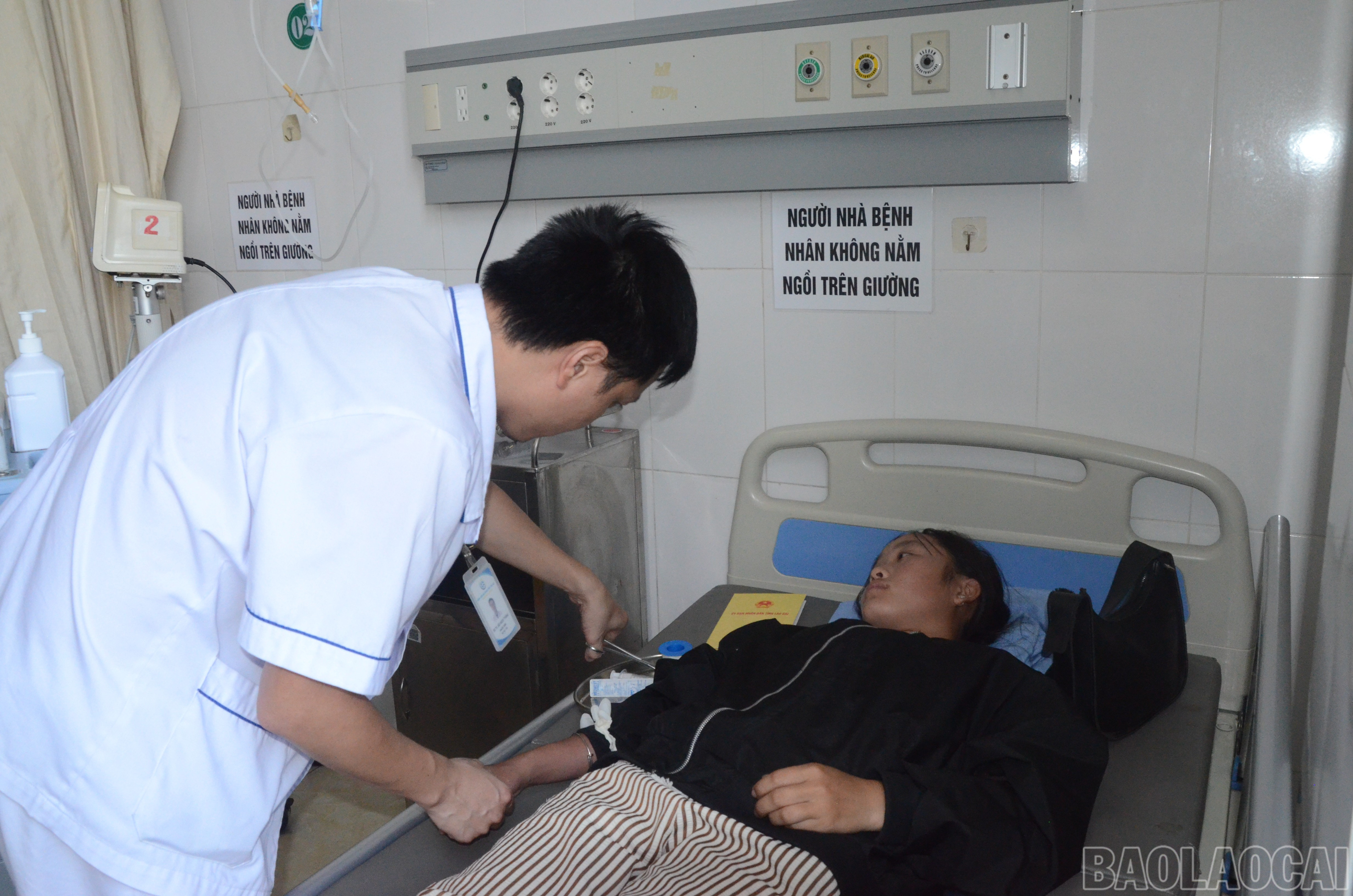 Các y, bác sĩ kịp thời cấp cứu cho các nạn nhân. baolaocai-br_dsc-5428.jpg