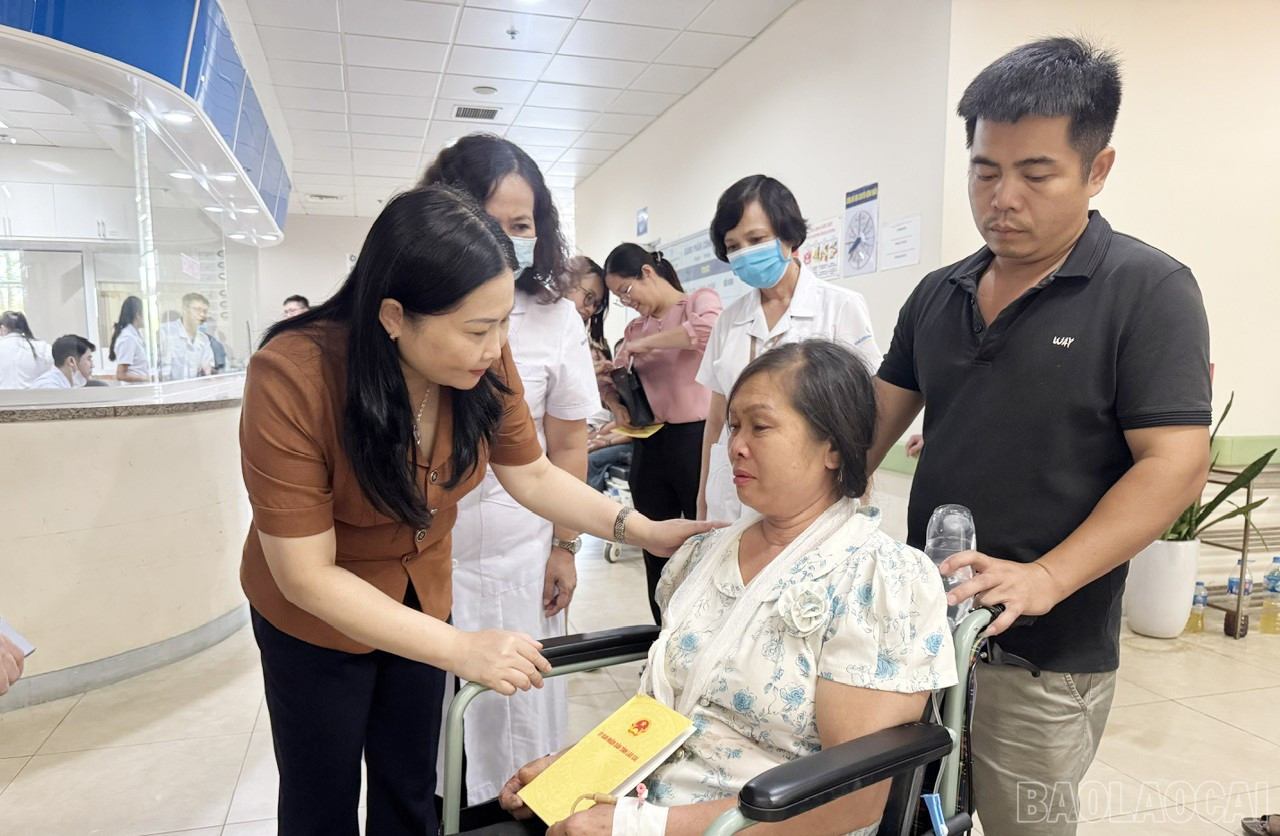 Đồng chí Vũ Thị Hiền Hạnh - Phó Chủ tịch UBND tỉnh thăm hỏi, động viên, trao quà cho các nạn nhân đang được cấp cứu và điều trị tại Bệnh viện Đa khoa số 1 tỉnh Lào Cai. baolaocai-br_z7111928866373-c372fb856172966b308edf172b0fa1f3.jpg
