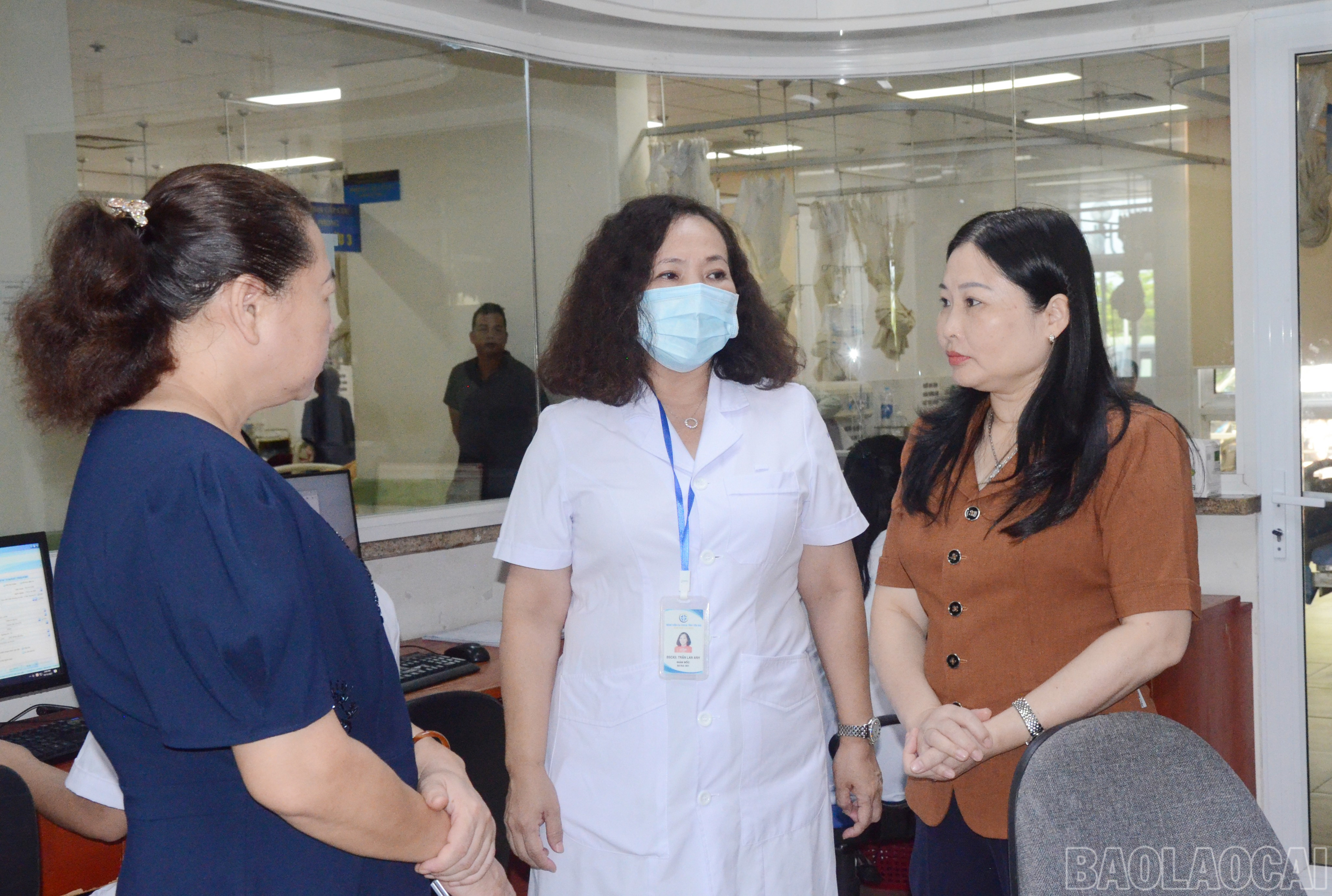 Đồng chí Vũ Thị Hiền Hạnh - Phó Chủ tịch UBND tỉnh chỉ đạo Bệnh viện Đa khoa số 1 tỉnh Lào Cai tập trung nhân lực và thuốc để điều trị cho các bệnh nhân. baolaocai-br_dsc-5414.jpg