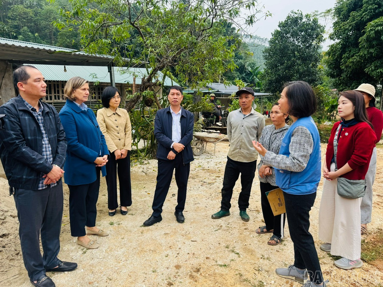 La délégation a rendu visite à la famille de M. Tran Van Thu dans le village de Da Chong, commune de Yen Binh. baolaocai-br_z7315775558726-5e11b26b4362aa9d8bdf57552d1390aa.jpg